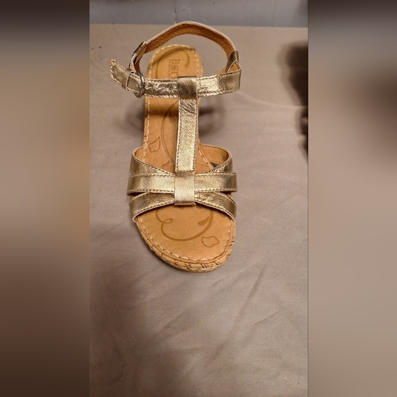 Born Metallic Gold Strappy Wedge Sandals Sz 9 Casual Summer NWT - Picture 7 of 8